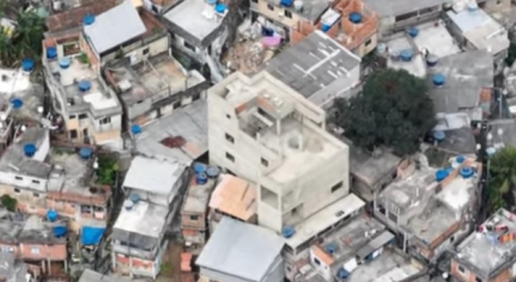 Mais uma mansão do tráfico é derrubada na Rocinha; imóvel
