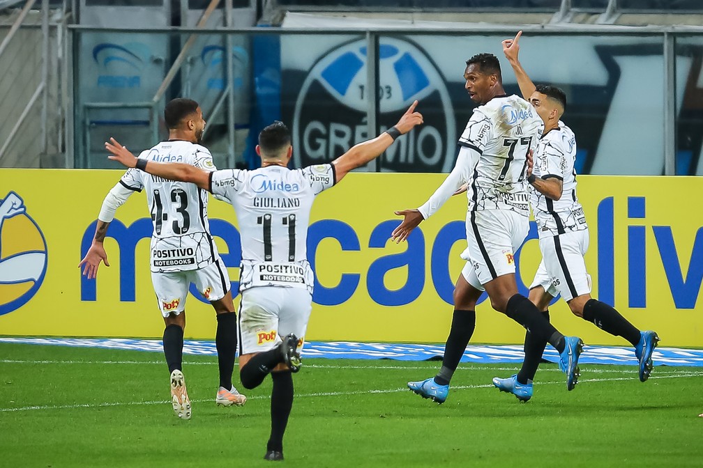 Jô decidiu com gol de cabeça em mais uma vitória do Corinthians — Foto: Pedro H. Tesch/AGIF