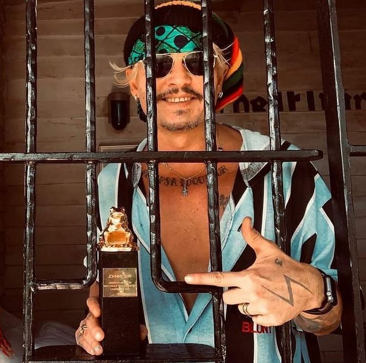 Johnny Depp ao aceitar prêmio do EnergaCamerimage (Foto: Instagram)
