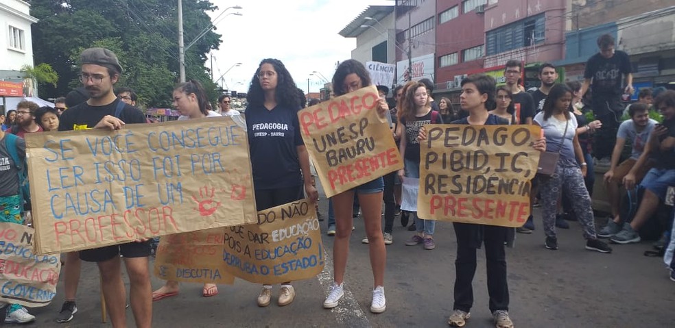 Estudantes de Bauru foram às ruas protestar contra bloqueios no setor da educação — Foto: Eduarda Guelfi/G1