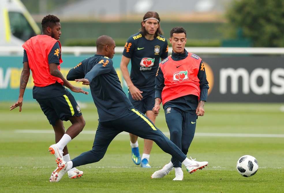 Philippe Coutinho, Fernandinho e Fred no treino da seleção brasileira em Londres (Foto: Peter Cziborra / Reuters)