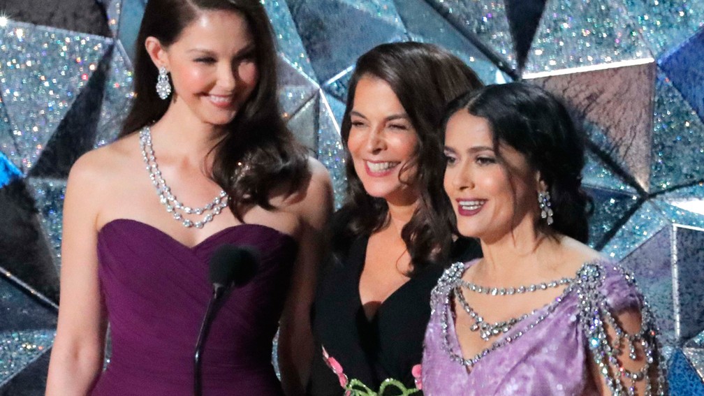 Ashley Judd, Annabella Sciorra e Salma Hayek apresentaram um vídeo sobre movimentos pela diversidade, que marcaram o Oscar nos últimos anos (Foto: Lucas Jackson/Reuters)
