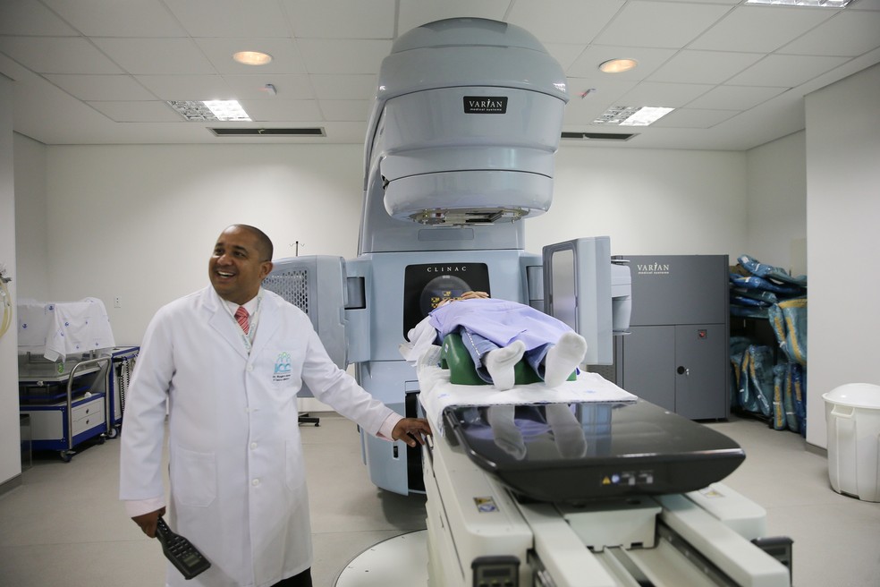 Por ser mais precisa ao direcionar a radiação, o equipamento também diminui os sintomas recorrentes do tratamento oncológico — Foto: José Leomar