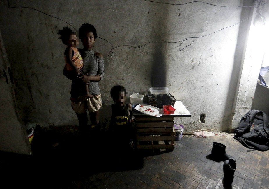 Na Ocupação Zumbi dos Palmares, no Centro do Rio, família da Luana de Paula, de 20 anos, passa fome