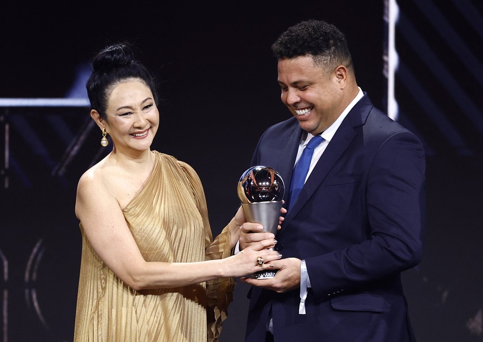 Mparcia Aoki recebeu o troféu das mãos de Ronaldo. Foto: Reprodução/Reuters