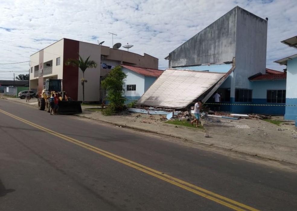 Parte do posto acabou sendo destruída pela batida em Cruzeiro do Sul (Foto: Adelcimar Carvalho/G1)