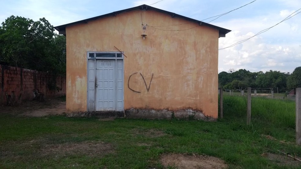 Casa no Irineu Serra foi uma das várias que receberam pichações (Foto: Luan Cesar/G1)