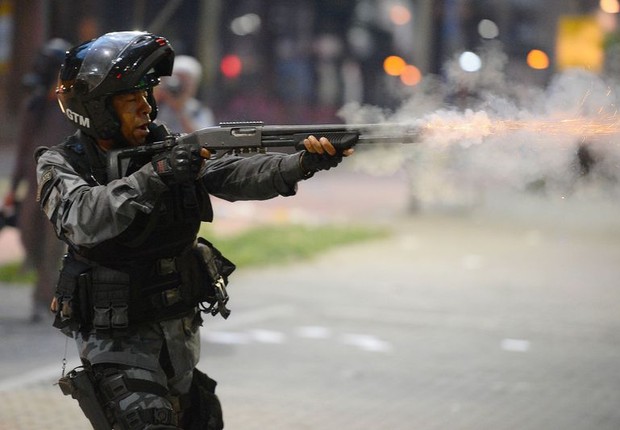 Manifestantes entram em confronto com a Polícia Militar no centro do Rio de Janeiro (Foto: Tomaz Silva/Agência Brasil)