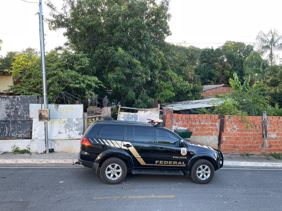 Conforme a polícia, foram apreendidos com investigado R$11 mil em materiais de campanha. — Foto: Polícia Federal 