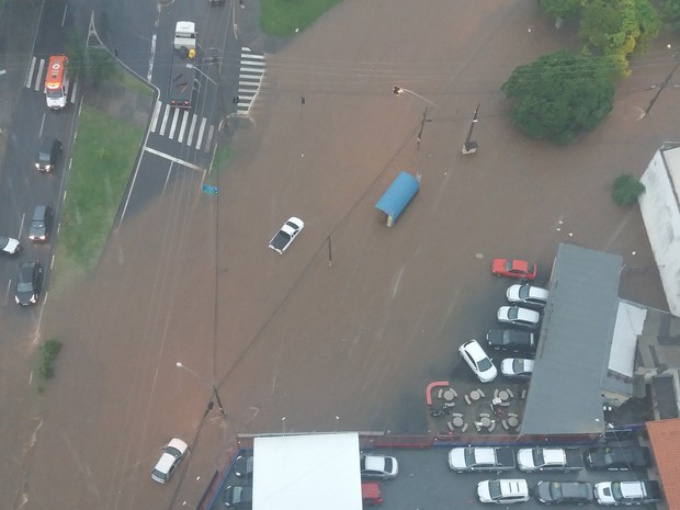 Ambulância do Samu chegou a ficar parada na Independência devido ao alagamento em Piracicaba (Foto: Hildeberto Jr./G1)