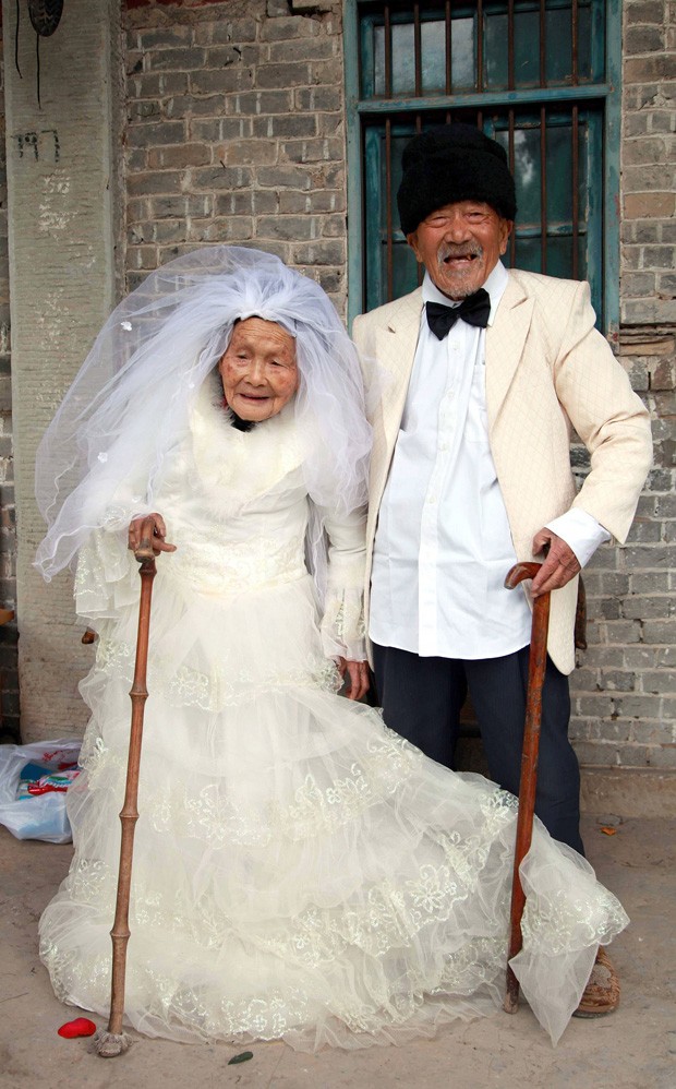 Casal chinês levou 88 anos para tirar foto com trajes de casamento (Foto: Reuters/China Daily)