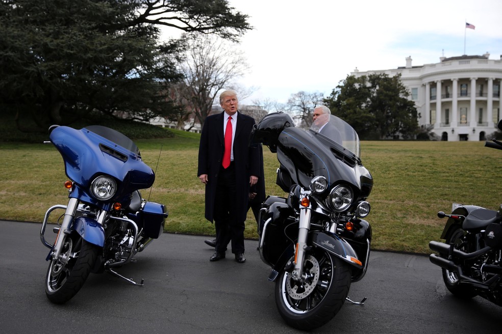 O presidente americano, Donald Trump, após reunião com executivos da montadora americana Harley-Davidson. (Foto: REUTERS/Carlos Barria)