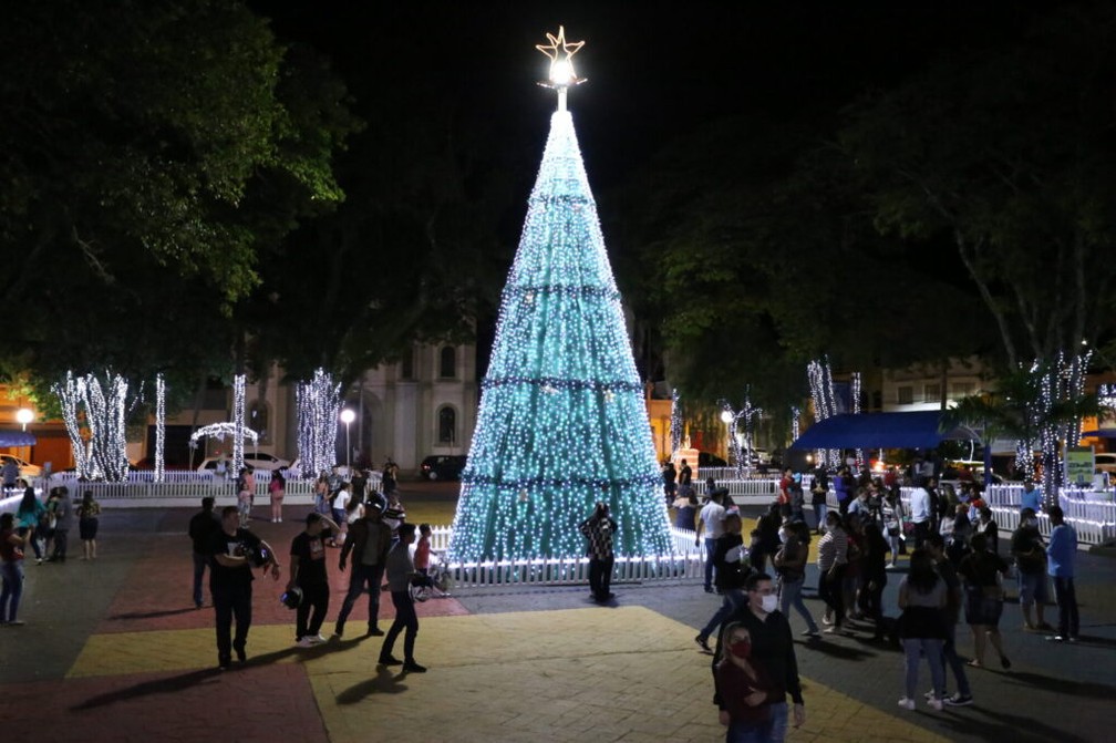 A praa Francisco Alves Negro, em Itarar, ficou ainda mais bonita com a decorao de Natal  Foto: Prefeitura de Itarar/Divulgao