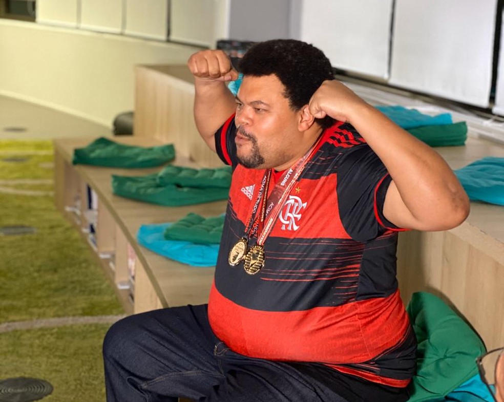 Babu veste nova camisa do Flamengo em visita ao GloboEsporte.com — Foto: Cahê Mota / GloboEsporte.com