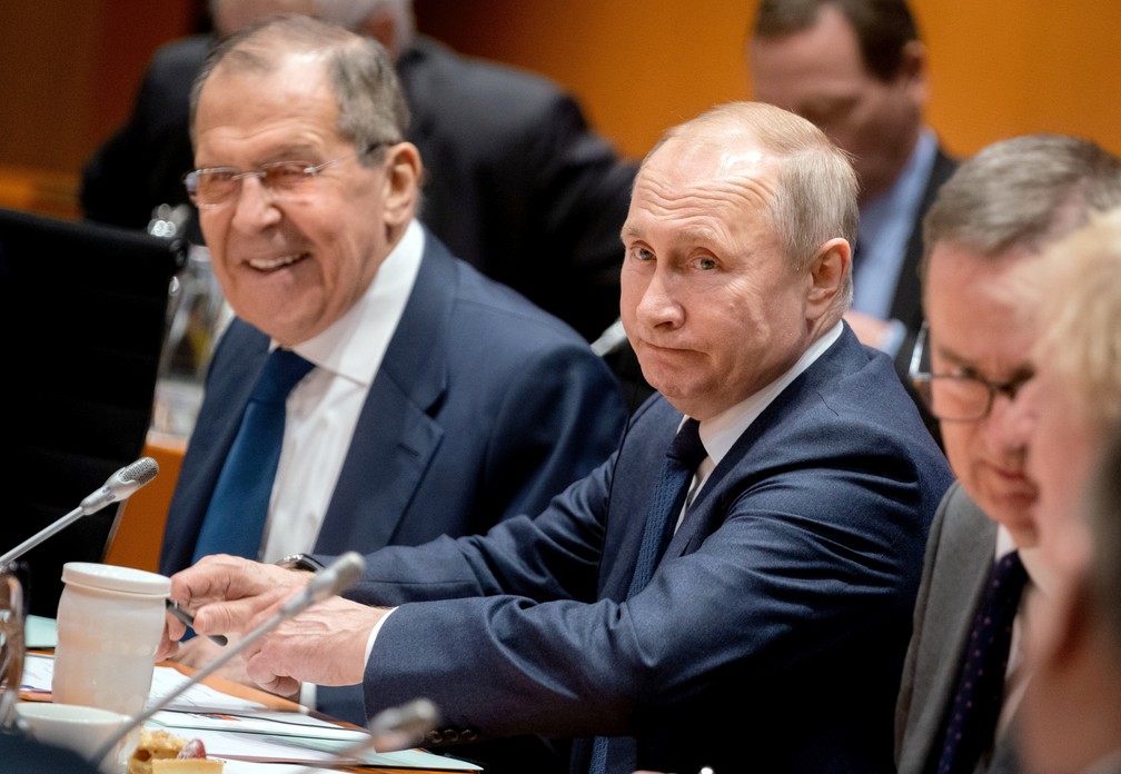 Vladimir Putin (ao centro) participa neste domingo (19) de cúpula em Berlim para definir cessar-fogo na Líbia — Foto: Kay Nietfeld/Pool via Reuters