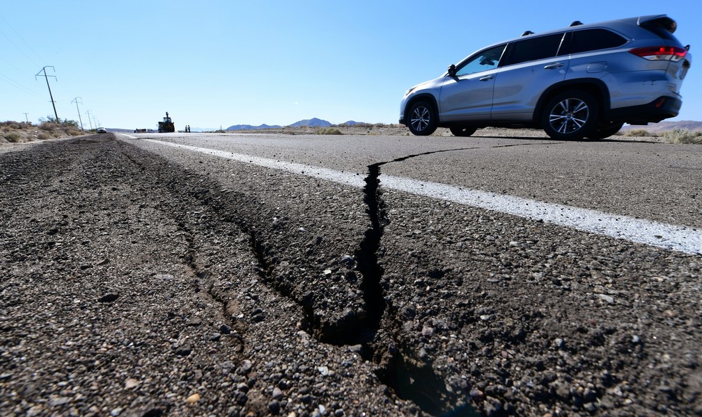 Tremor danificou estrada na Califórnia     — Foto: Frederic J. Brown / AFP