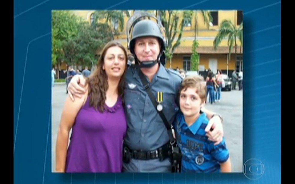 O casal de policiais militares AndrÃ©ia Regina Bovo Pesseghini, de 36 anos, e LuÃ­s Marcelo Pesseghini, com o filho, Marcelo Pesseghini, de 13 anos (Foto: ReproduÃ§Ã£o/TV Globo)