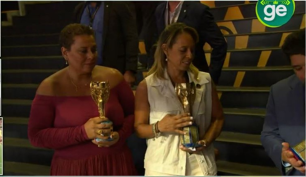 Filhas de Pel&eacute; com as ta&ccedil;as de campe&atilde;o do mundo de 1958 e 1962 &mdash; Foto: Reprodu&ccedil;&atilde;o / Globo