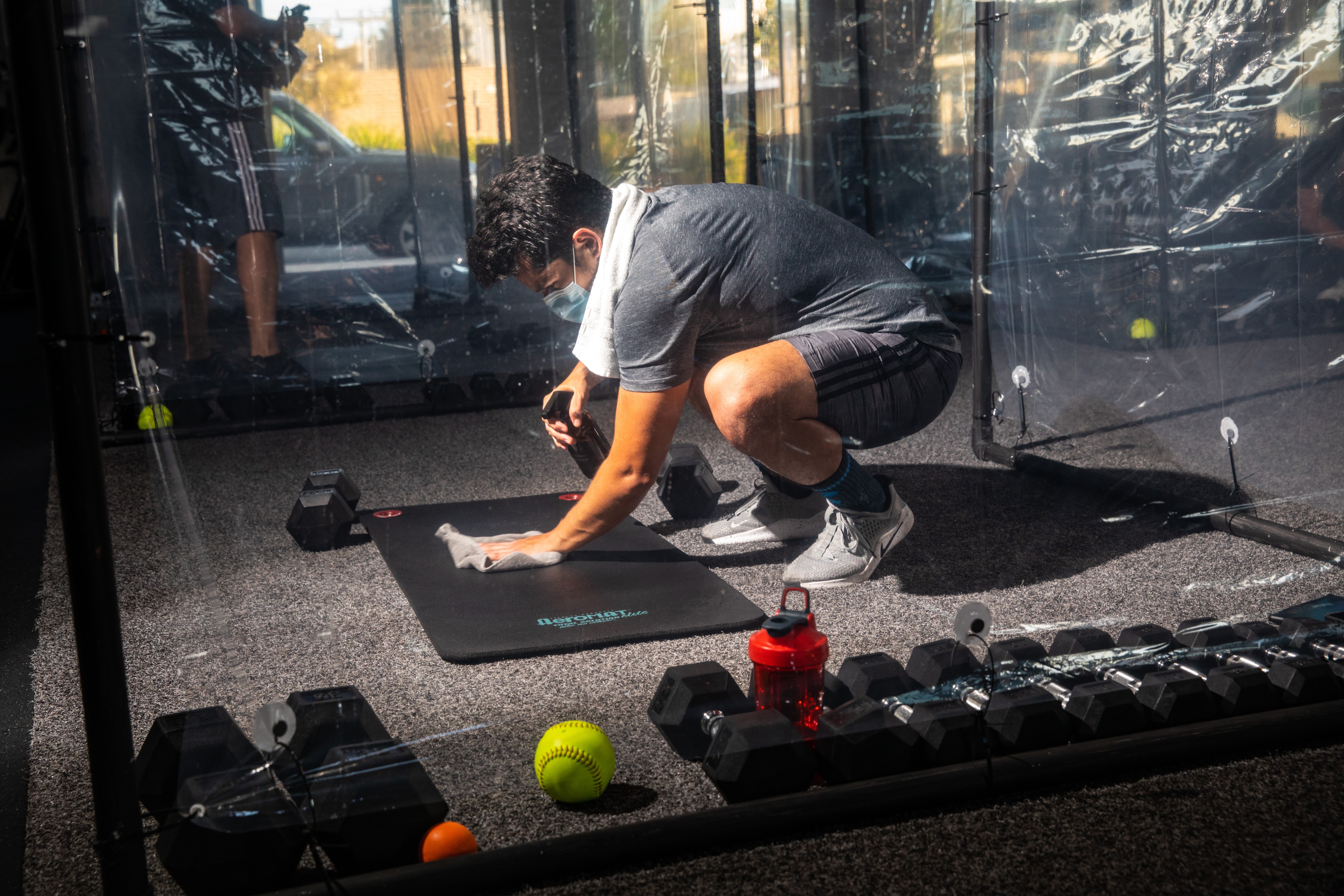 REDONDO BEACH, CA - JUNE 17: Christian Armenta sanitizes his Gainz Pod, after finishing owner and head coach Peet Sapsins HIIT class, which stands for high intensity interval training, at Sapsins Inspire South Bay Fitness, in Redondo Beach, CA, on Wednesd (Foto: Los Angeles Times via Getty Imag)