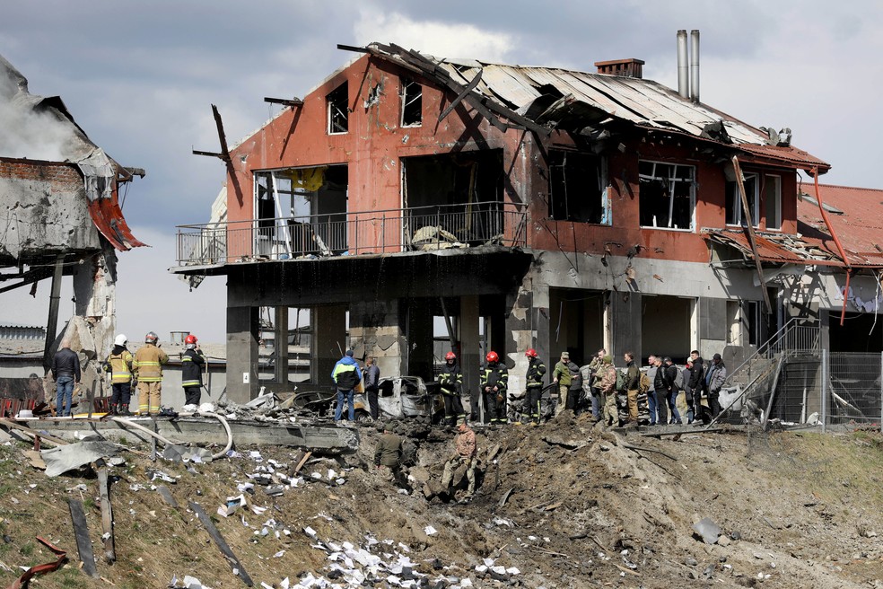Galpão atingido por ataque aéreo em Lviv nesta segunda-feira (18) — Foto: Roman Baluk/REUTERS