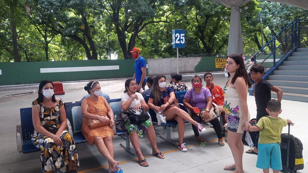 Grupo de pessoas aguarda há mais de um dia embarque da empresa rodoviária Itapemirim, em Fortaleza. — Foto: Arquivo pessoal