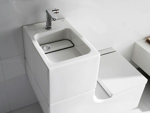 Pia interligada à caixa acoplada de vaso sanitário reutiza água em descarga