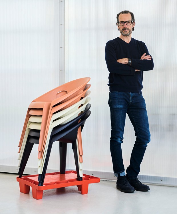 Em parceria com o designer Konstantin Grcic, a marca Magis lançou a cadeira Bell, feita de plástico reciclado (Foto: Divulgação/Magis)