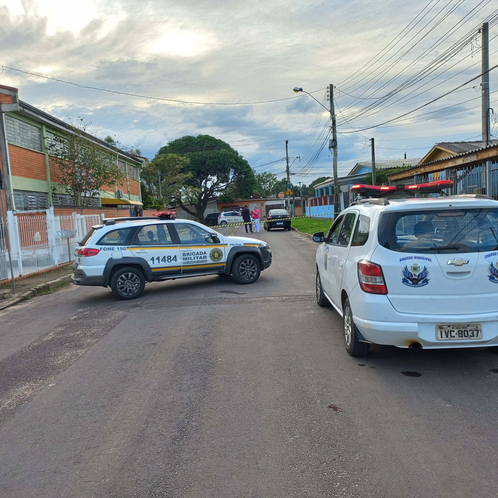 Aulas são suspensas após jovem ser baleado em frente a escola em Alvorada