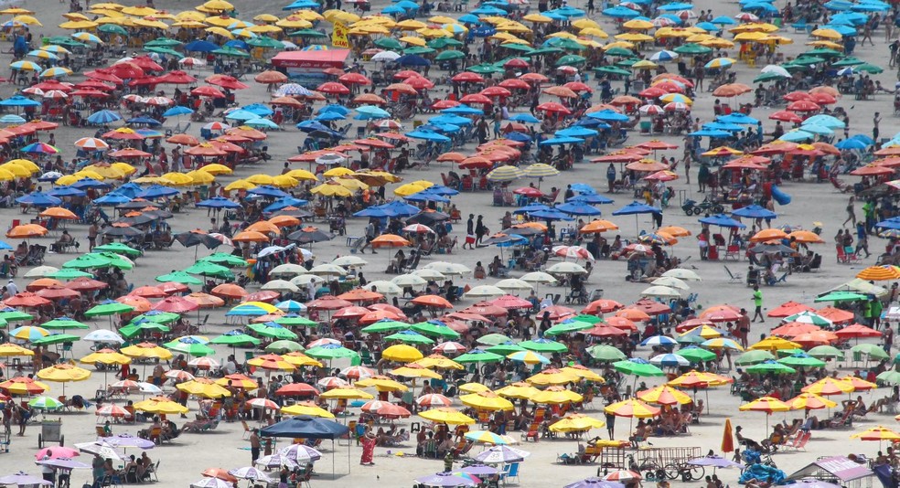 Banhistas lotam praias de Santos, SP, em dia de sol e muito calor — Foto: Matheus Tagé/Jornal A Tribuna