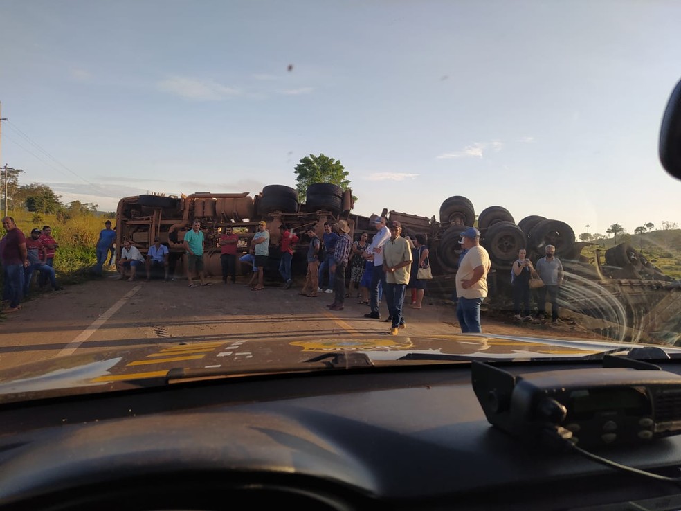 Carreta carregada com soja tomba na BR-364 e gera congestionamento — Foto: PRF/Divulgação