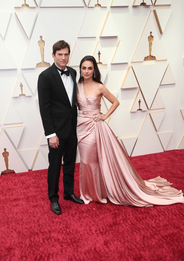 HOLLYWOOD, CALIFORNIA - MARCH 27: (L-R) Ashton Kutcher and Mila Kunis attend the 94th Annual Academy Awards at Hollywood and Highland on March 27, 2022 in Hollywood, California. (Photo by David Livingston/Getty Images) (Foto: Getty Images)