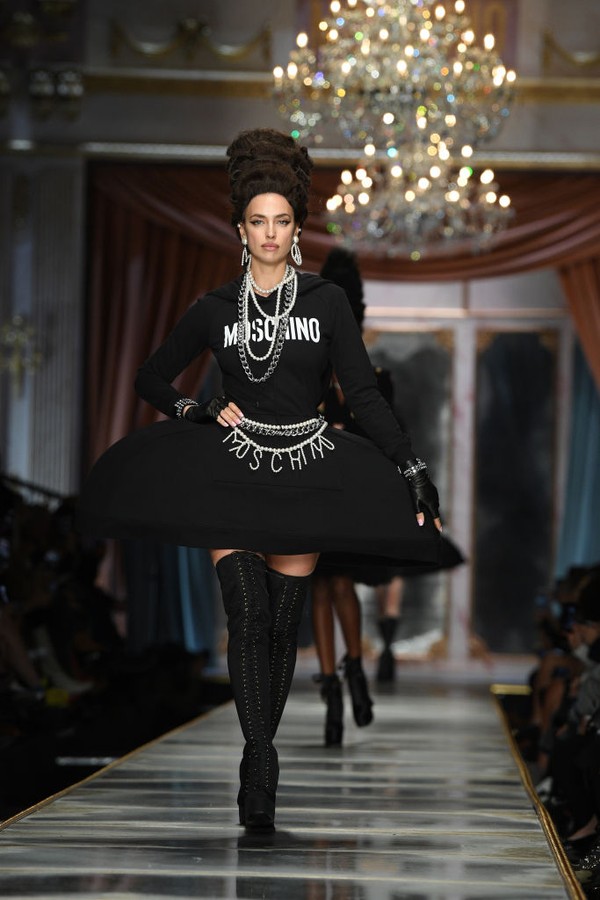 MILAN, ITALY - FEBRUARY 20: Irina Shayk walks the runway during the Moschino fashion show as part of Milan Fashion Week Fall/Winter 2020-2021 on February 20, 2020 in Milan, Italy. (Photo by Daniele Venturelli/Daniele Venturelli/Getty Images ) (Foto: Daniele Venturelli/Getty Images)