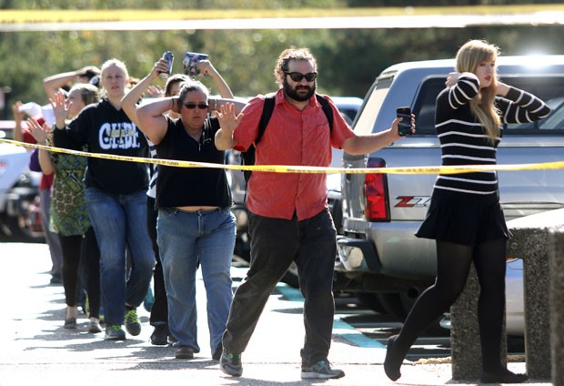 Funcionários, professores e alunos são removidos do campus da faculdade Umpqua em Roseburg, Oregon, após tiroteio (Foto: Michael Sullivan/The News-Review/AP)