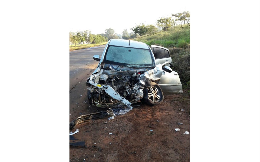 Carro se chocou com caminhonete em acidente fatal neste domingo (7) (Foto: Divulgação/Polícia Rodoviária de Paranapanema)
