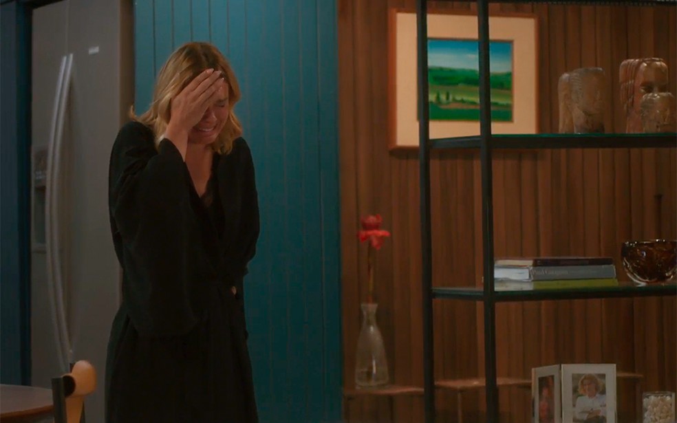 Lumiar (Carolina Dieckmann) fica arrasada após Ben sair de casa em Vai na Fé — Foto: Globo