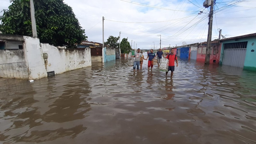 Rua ficaram alagadas em Caguaretama &mdash; Foto: S&eacute;rgio Henrique Santos/Inter TV Cabugi