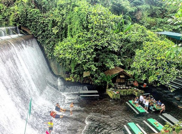 O restaurante fica aos pés de da cachoeira Labasin, no hotel Villa Escudero Resort (Foto: Instagram/ Reprodução)