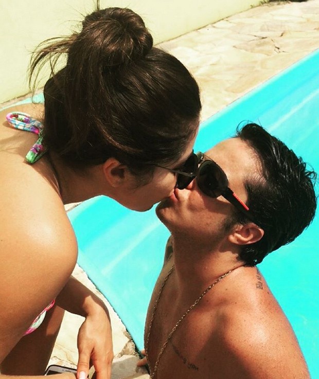 Thammy Miranda tasca beijo em namorada durante mergulho na piscina (Foto: Reprodução Instagram)