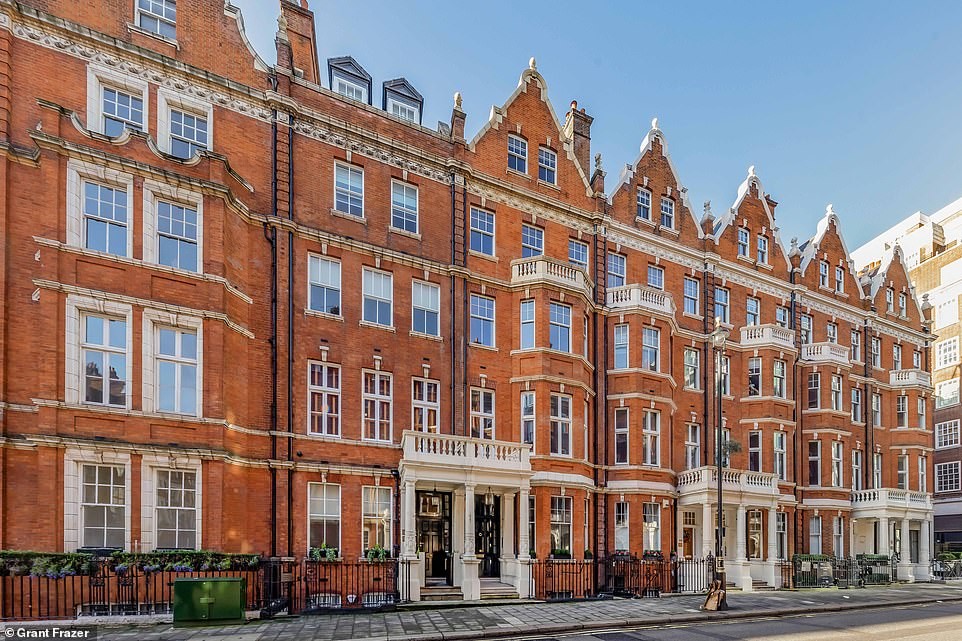 O prédio de tijolos vermelhos de cinco andares na histórica Park Street de Mayfair foi construído em 1891-94 para o 1º Duque de Westminster e está localizado no mais procurado lado oeste de Mayfair, perto de Hyde Park e Park Lane (Foto: Reprodução / DailyMail UK)