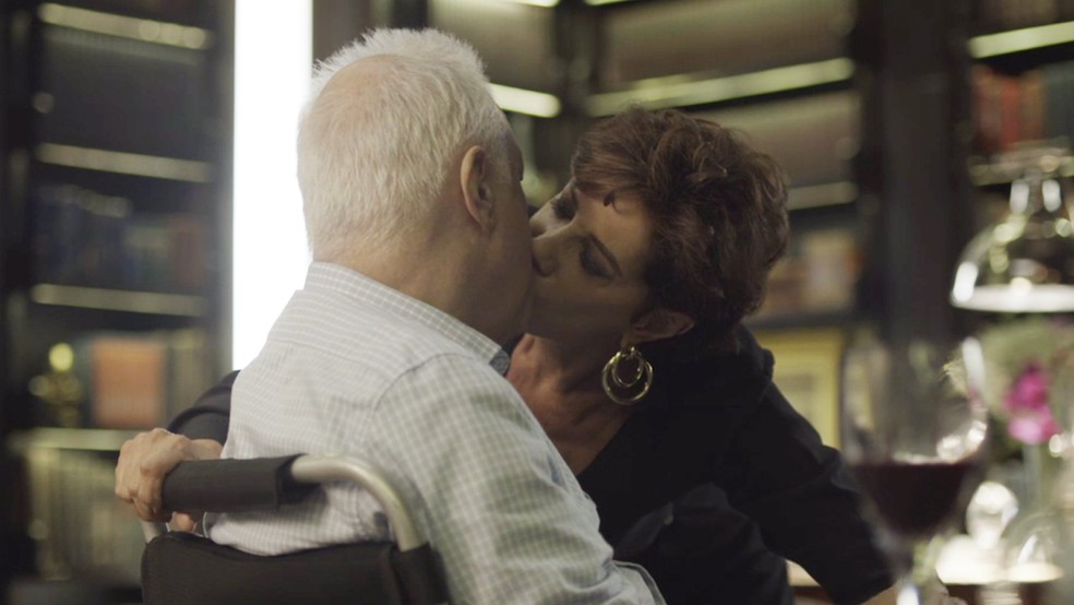 Vera (Angela Vieira) beija Alberto (Antonio Fagundes) em 'Bom Sucesso' — Foto: TV Globo