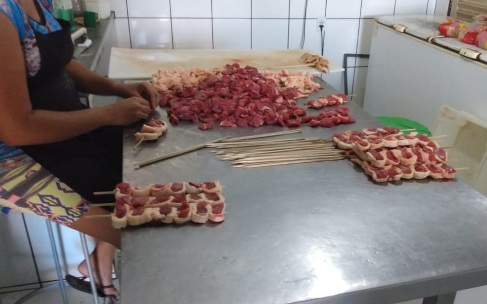 Carne era manipulada sem luvas e em local sem refrigeração — Foto: Polícia Civil/Divulgação