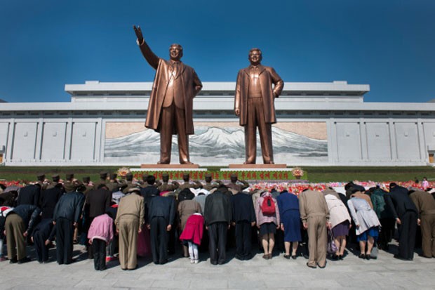 Reverência Ao chegar a Pyongyang, os turistas são obrigados a depositar flores nas estátuas de Kim Il-sung e Kim Jong-il (Foto: Richard Amante)
