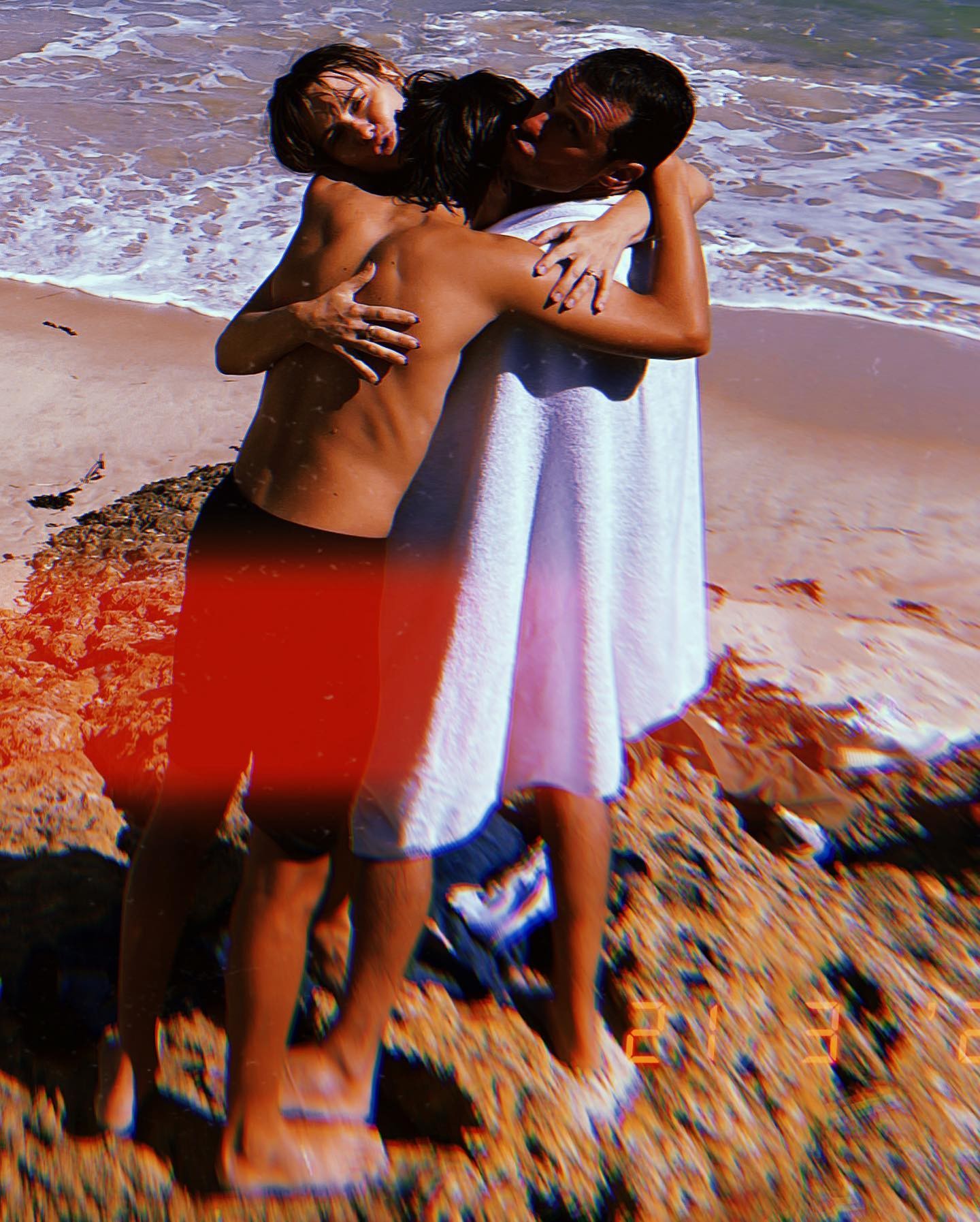 Carolina Dieckmann posa em dia de praia com marido e filho em Portugal (Foto: Reprodução/Instagram)