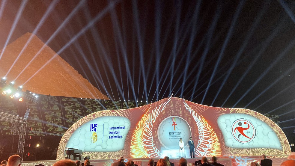 Sorteio do Mundial de handebol foi aos pés das pirâmides de Gize — Foto: Reprodução/Twitter