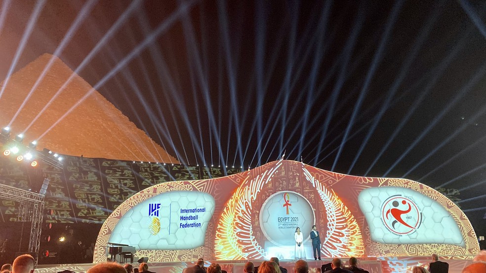 Sorteio do Mundial de handebol foi aos pés das pirâmides de Gize — Foto: Reprodução/Twitter