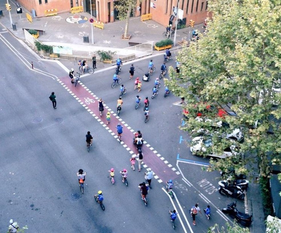 No 'bicibus', trânsito é controlado para crianças passarem de bicicleta, como é mostrado na Espanha — Foto: Reprodução / Instagram