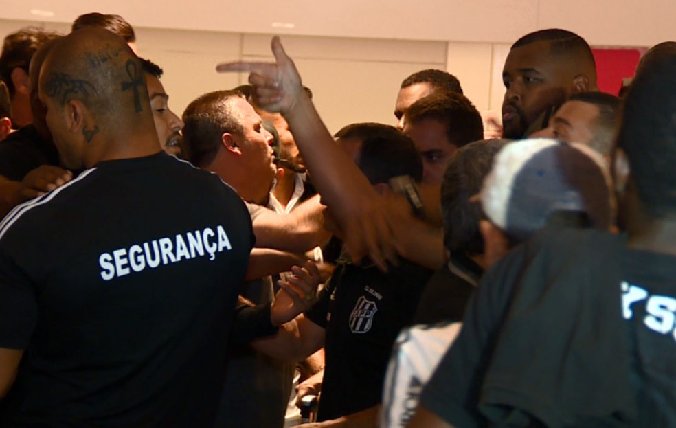 Torcedor ameaça Lucca na chegada do time (Foto: Carlos Velardi / EPTV)