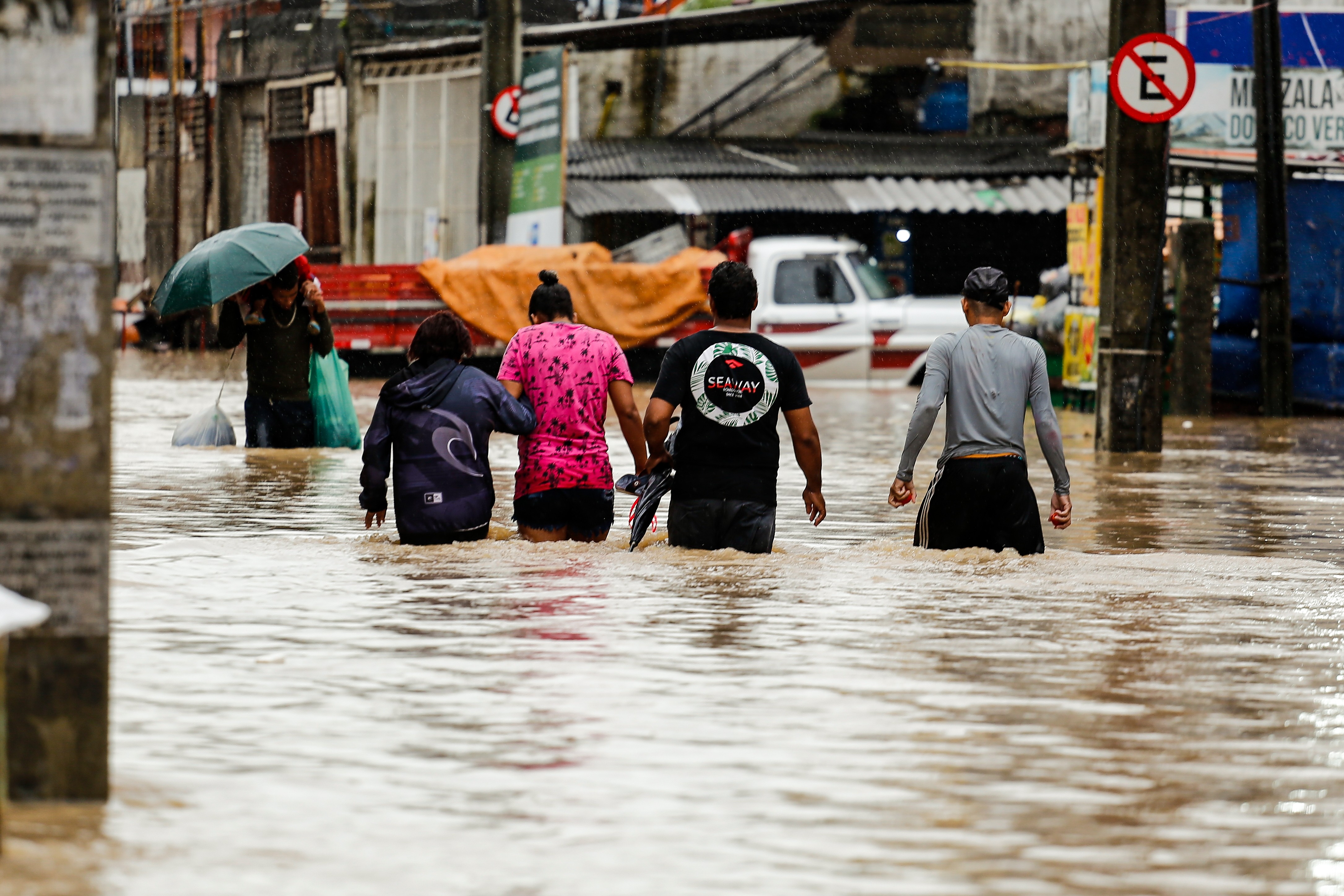Chuvas intensas na região de Pernambuco, resultaram em inundações e deslizamento de terras (Foto: Reprodução/Rafael Vieira/Diário de Pernambuco)