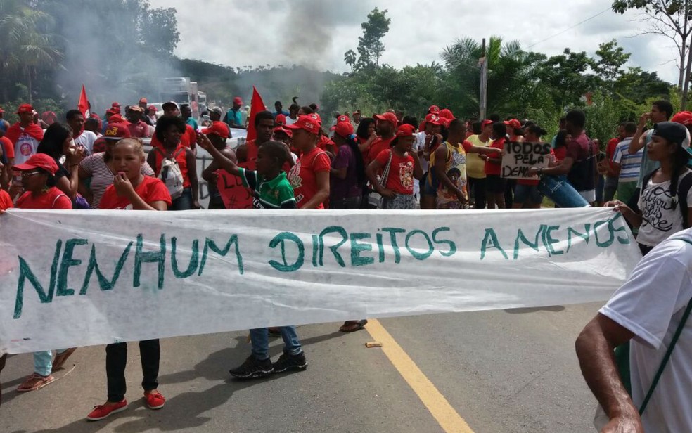 Manifestantes usaram faixas e cartazes durante o ato (Foto: DivulgaÃ§Ã£o/MST)