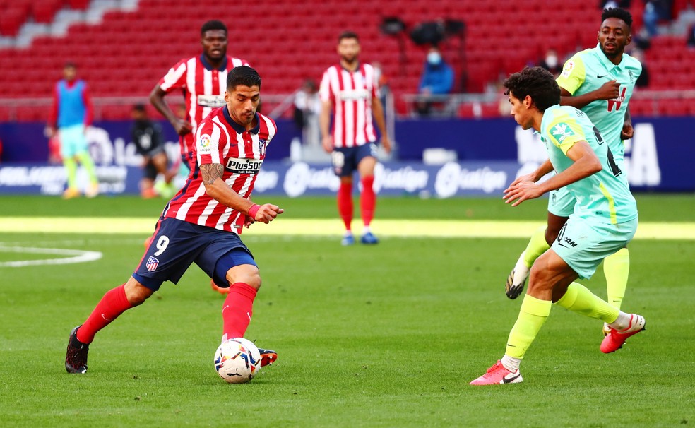 Su&aacute;rez em a&ccedil;&atilde;o pela primeira vez pelo Atl&eacute;tico de Madrid &mdash; Foto: Reuters